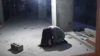 anak kecil di rumah kosong