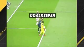 Kiper naruh bola di depan Mbappe