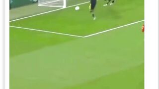 Kalau soal visi… Mesut Özil main di level yang nggak semua orang bisa pahami. ????✨