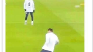 Tapi lalu… Lionel Messi menyentuh bola. ????????