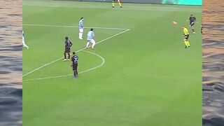Seni mencetak gol dan merayakannya seperti keluarga.