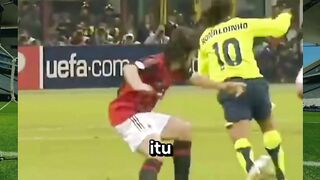 Jujur aja, siapa yang paling bikin bek lawan kena mental pas pake trik ini?