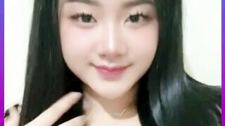 Rambut badai diikat setengah, senyum tipis,