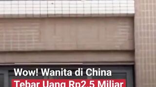 Seorang wanita nekat menebar uang hingga Rp2,5 miliar ke jalanan usai bertengkar dengan suaminya