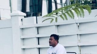 Niatnya santai ngopi + rokok.