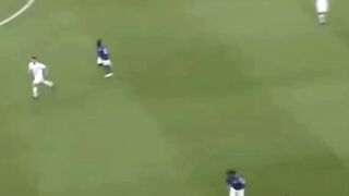Momen ini terjadi pada laga amal Soccer Aid 2014
