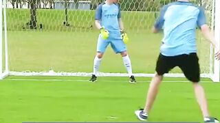 Penyerang Menjadi Penjaga Gawang ????????