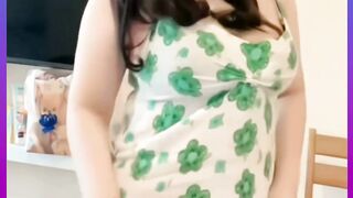Nengok belakang dengan senyum tipis,Auranya lembut tapi ngepas di badan