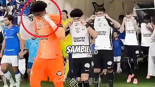 kenapa para pemain ini masuk lapangan sambil menutup mulut