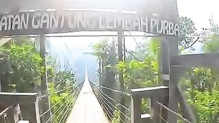 Hayo siapa yang berani lewat jembatan ini