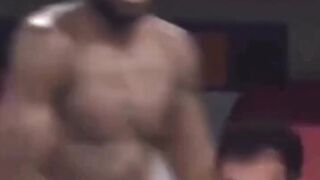 Di tengah seriusnya pertandingan, ada momen kecil yang bikin senyum sendiri