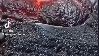Viral in Indonesia: 'Mini Mount Merapi' Phenomenon Behind a Resident's House Emits Smoke and Lava-Like Bursts