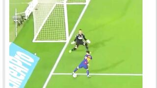 Menurut lo, momen Messi mana yang paling bikin kiper nggak berkutik? ????