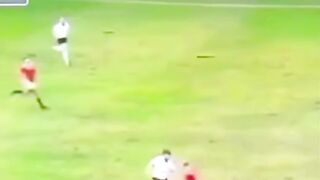 Gaya bermain sepakbola profesional dulu lebih mengandalkan insting
