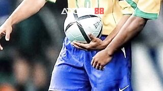 Momen ketika Oliver Kahn dibuat "pusing tujuh keliling"