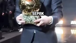 Koleksi trofinya mungkin lebih banyak dari satu lemari penuh