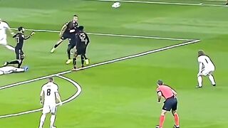 A special Casemiro volley!