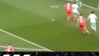 Sepak bola bukan sekadar permainan—ini adalah kekacauan murni yang terbungkus dalam 90 menit.