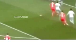 Sepak bola bukan sekadar permainan—ini adalah kekacauan murni yang terbungkus dalam 90 menit. 3