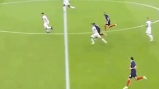 Momen ketika Mats Hummels mempertaruhkan segalanya saat menghadapi Kylian Mbappé benar-benar drama Piala Dunia yang murni.