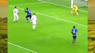 Kadang bola cuma butuh sedikit keberuntungan ⚽️???? Pantulan liar, gol pun tercipta—itulah serunya sepak bola!