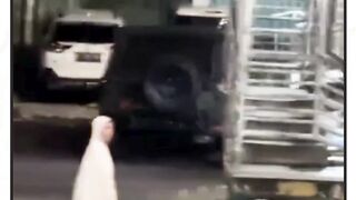 Momen haru seorang anak perlihatkan kebiasaan random ibunya yg tiba tiba sudah nongkrong di halte menjemput ananknya