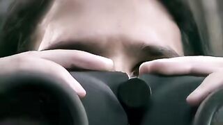 aksi pilot mendaratkan pesawat dikumpulan zombie