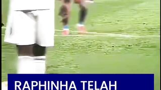 Raphinha tertangkap kamera meniru gaya