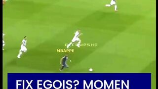 Neymar udah siap pecahin kepalanya Mbappe lewat tatapan itu
