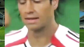 Ada yang bilang sepak bola modern kekurangan bek se-elegan Alessandro Nesta. ????????????