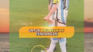 Inilah tingkah Messi ketika wasit menunjuk tempat untuk melakukan tendangan bebas.