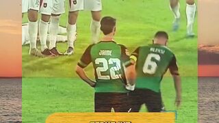 Begitulah semua orang terkejut dalam tendangan bebas dari luar kotak penalti