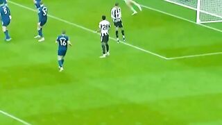 Tendangan roket dari Sandro Tonali di detik-detik terakhir ini harusnya jadi gol penyeimbang