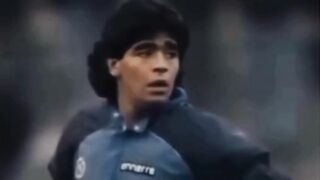 Pemanasan ikonik Diego Maradona terjadi saat semifinal Piala UEFA 1989 melawan Stuttgart