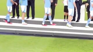 Momen seorang gadis tunanetra berdiri menunggu menyapa para pemain.