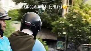 “Warning: bisa bikin ketawa sendiri di tempat umum!”
