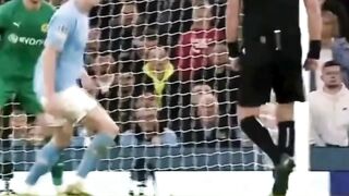 Di Etihad Stadium UEFA Champions League 2022/23, Erling Haaland menunjukkan kenapa dia beda saat Manchester City menjamu Borussia Dortmund