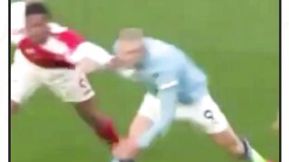 Kadang ada yang diprit wasit. Kadang juga dibiarkan wasit.
