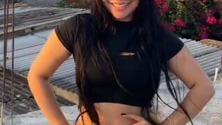 Minha prima está posando para a câmera para nós ????