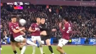 Insiden yang Anda maksud terjadi pada pertandingan Premier League