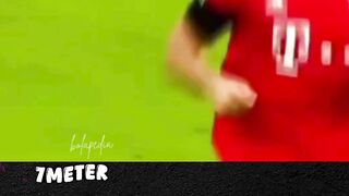 Dalam 9 menit itu, Lewandowski mencetak beberapa rekor lima gol tercepat dalam sejarah Bundesliga.