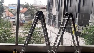 Pemasangan stiker kaca untuk pengganti korden