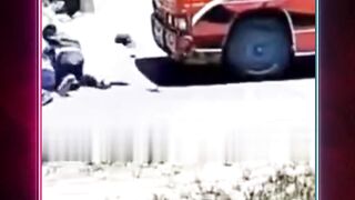 Video yang memperlihatkan sejumlah pelajar jatuh dari atap angkutan