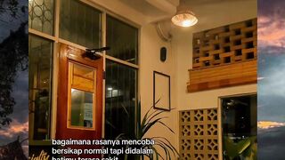 Pria melindungi, wanita berdoa."