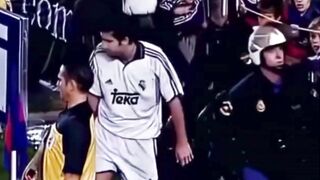 Transfer Luis Figo dari Barcelona ke Real Madrid pada tahun 2000 senilai €62 juta