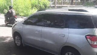 Suasana jalan tengah kota surabaya