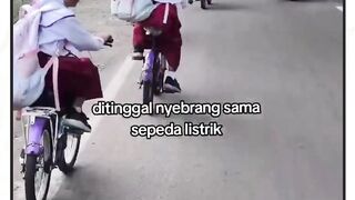 Kalau Nyebrang mending brhenti dlu dek..