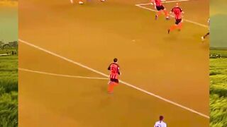Sterling jatuh sendiri, tapi drama langsung naik level ???? Wasit: “Itu penalti!” Realita: angin lewat juga disalahin ????⚽️