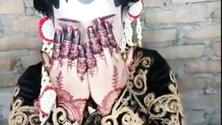 MUA siapa nihh??...ko penganten nya jdi 3 warna begini( muka.....leher... tangan)????