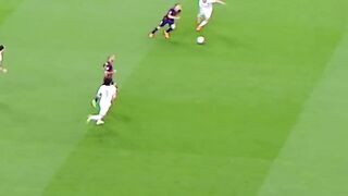 Iniesta doing Iniesta things ????